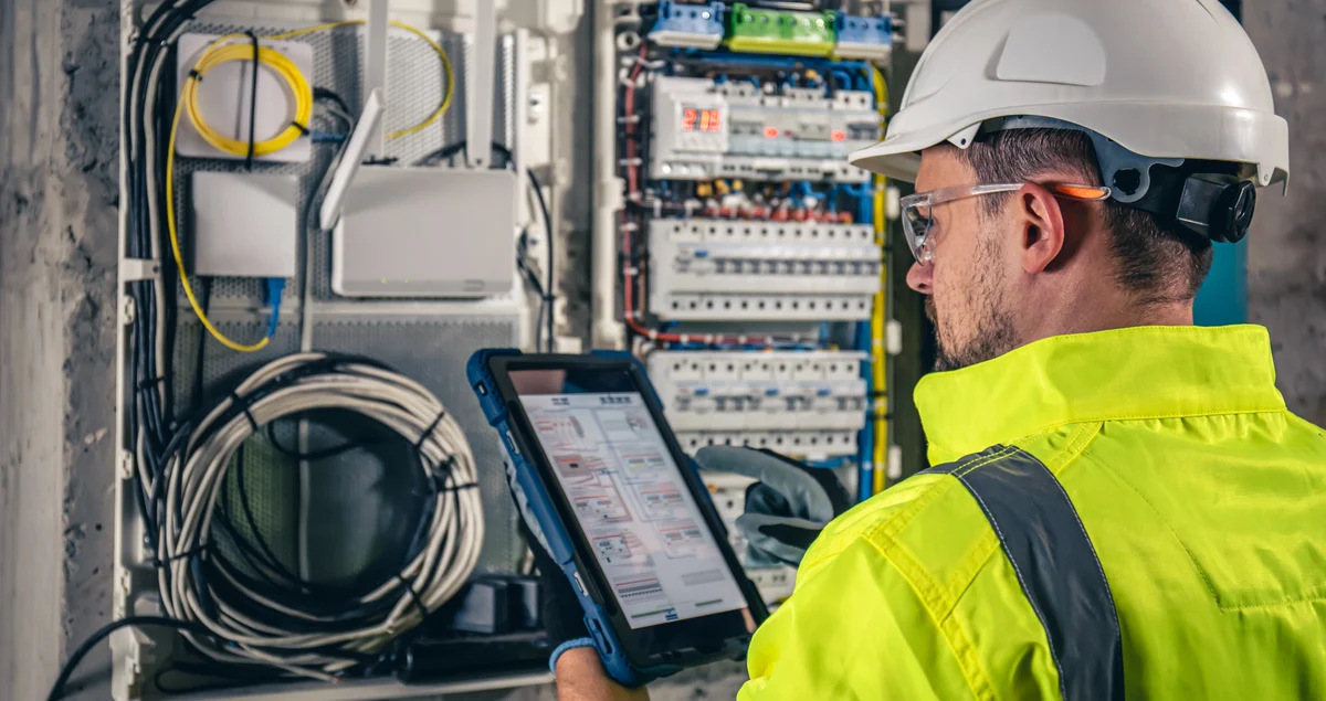 Técnico realizando mantenimiento de sistemas eléctricos.
